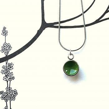 Preview: Zierlicher Schalenanhänger mit Grüner Kontrastfarbe – Edelstahl – inklusive Kette