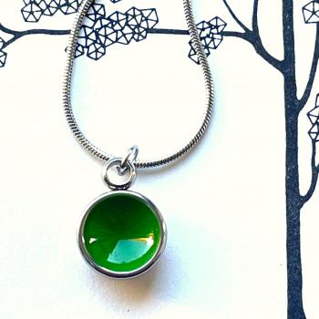 Zierlicher Schalenanhänger mit Grüner Kontrastfarbe – Edelstahl – inklusive Kette