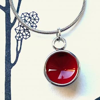 Preview: Zierlicher Schalenanhänger mit Kontrastfarbe in Rot – Edelstahl – inklusive Kette