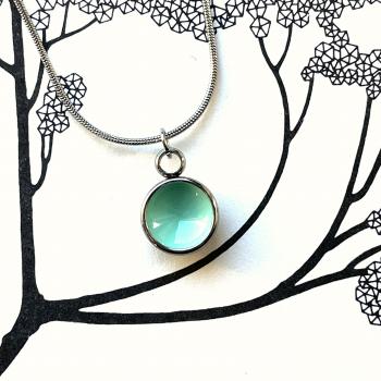 Preview: Zierlicher Schalenanhänger mit Kontrastfarbe in Türkis – Edelstahl – inklusive Kette