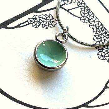 Preview: Zierlicher Schalenanhänger mit Kontrastfarbe in Türkis – Edelstahl – inklusive Kette