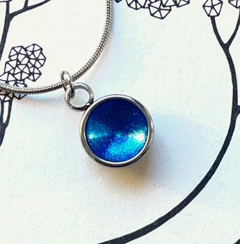 Zierlicher Schalenanhänger mit Aqua Kontrastfarbe – Edelstahl – inklusive Kette