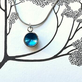 Preview: Zierlicher Schalenanhänger mit Aqua Kontrastfarbe – Edelstahl – inklusive Kette