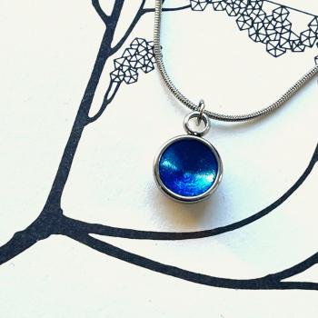 Preview: Zierlicher Schalenanhänger mit Aqua Kontrastfarbe – Edelstahl – inklusive Kette