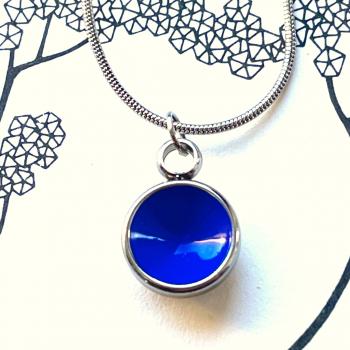 Zierlicher Schalenanhänger mit Blauer Kontrastfarbe – Edelstahl – inklusive Kette