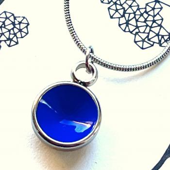 Preview: Zierlicher Schalenanhänger mit Blauer Kontrastfarbe – Edelstahl – inklusive Kette