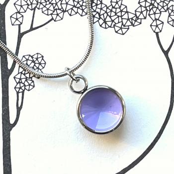 Preview: Zierlicher Schalenanhänger mit Flieder Kontrastfarbe – Edelstahl – inklusive Kette