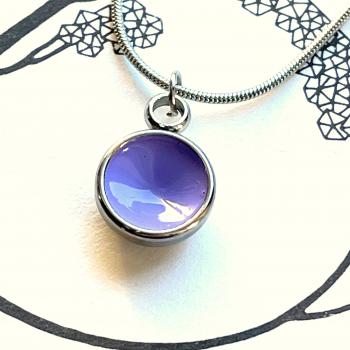 Preview: Zierlicher Schalenanhänger mit Flieder Kontrastfarbe – Edelstahl – inklusive Kette