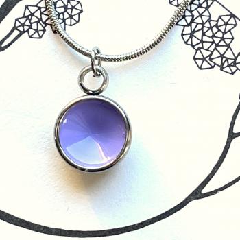 Zierlicher Schalenanhänger mit Flieder Kontrastfarbe – Edelstahl – inklusive Kette