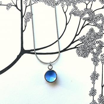 Preview: Zierlicher Schalenanhänger mit Hellblauer Kontrastfarbe – Edelstahl – inklusive Kette