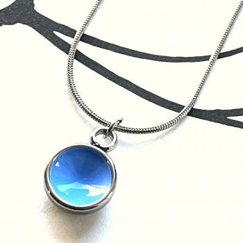 Preview: Zierlicher Schalenanhänger mit Hellblauer Kontrastfarbe – Edelstahl – inklusive Kette