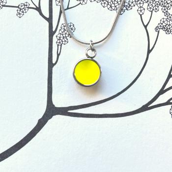 Preview: Zierlicher Schalenanhänger mit Kontrastfarbe in Neon Gelb – Edelstahl – inklusive Kette