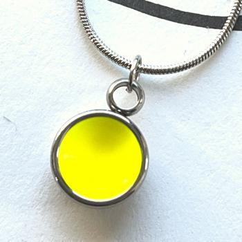 Preview: Zierlicher Schalenanhänger mit Kontrastfarbe in Neon Gelb – Edelstahl – inklusive Kette