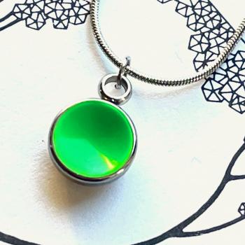 Preview: Zierlicher Schalenanhänger mit Kontrastfarbe in Neon Grün – Edelstahl – inklusive Kette