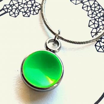 Preview: Zierlicher Schalenanhänger mit Kontrastfarbe in Neon Grün – Edelstahl – inklusive Kette