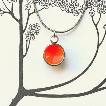 Preview: Zierlicher Schalenanhänger mit Kontrastfarbe in Neon Orange – Edelstahl – inklusive Kette