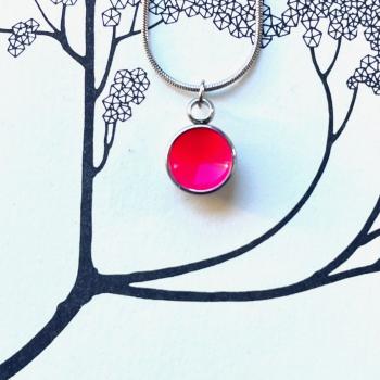 Preview: Zierlicher Schalenanhänger mit Kontrastfarbe in Neon Pink – Edelstahl – inklusive Kette