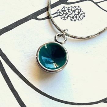 Preview: Zierlicher Schalenanhänger mit Kontrastfarbe in Petrol – Edelstahl – inklusive Kette