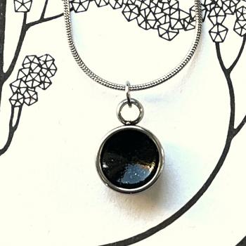 Preview: Zierlicher Schalenanhänger mit Kontrastfarbe in Schwarz – Edelstahl – inklusive Kette