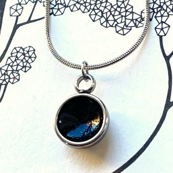 Preview: Zierlicher Schalenanhänger mit Kontrastfarbe in Schwarz – Edelstahl – inklusive Kette