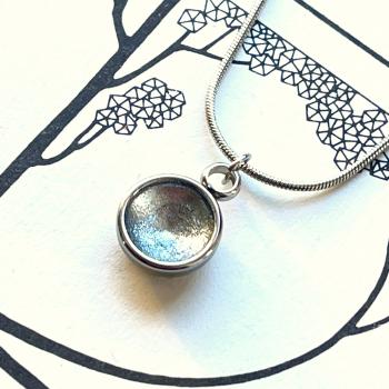 Preview: Zierlicher Schalenanhänger mit Kontrastfarbe in Silber – Edelstahl – inklusive Kette