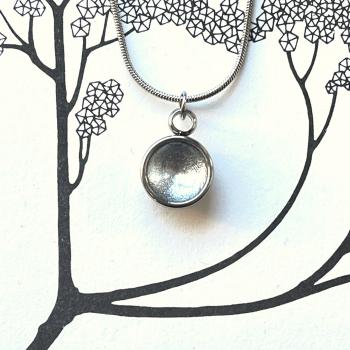 Preview: Zierlicher Schalenanhänger mit Kontrastfarbe in Silber – Edelstahl – inklusive Kette