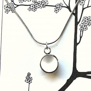 Preview: Zierlicher Schalenanhänger mit Kontrastfarbe in Weiß – Edelstahl – inklusive Kette