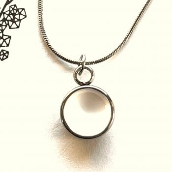 Preview: Zierlicher Schalenanhänger mit Kontrastfarbe in Weiß – Edelstahl – inklusive Kette