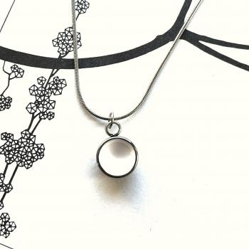 Zierlicher Schalenanhänger mit Kontrastfarbe in Weiß – Edelstahl – inklusive Kette