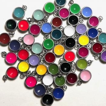 Preview: Zierlicher Schalenanhänger mit Kontrastfarbe in Weiß – Edelstahl – inklusive Kette