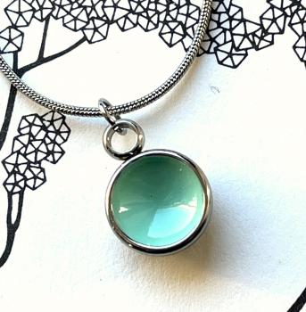 Zierlicher Schalenanhänger mit Kontrastfarbe in Türkis – Edelstahl – inklusive Kette