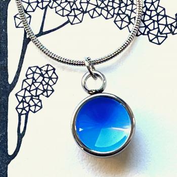 Zierlicher Schalenanhänger mit Hellblauer Kontrastfarbe – Edelstahl – inklusive Kette