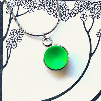 Zierlicher Schalenanhänger mit Kontrastfarbe in Neon Grün – Edelstahl – inklusive Kette