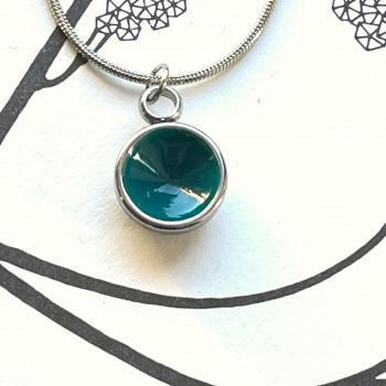 Zierlicher Schalenanhänger mit Kontrastfarbe in Petrol – Edelstahl – inklusive Kette