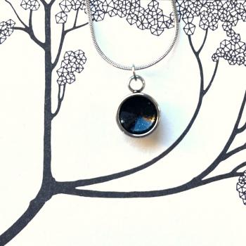 Zierlicher Schalenanhänger mit Kontrastfarbe in Schwarz – Edelstahl – inklusive Kette