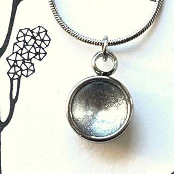 Zierlicher Schalenanhänger mit Kontrastfarbe in Silber – Edelstahl – inklusive Kette