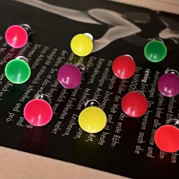 Lack Ohrstecker in neon violett