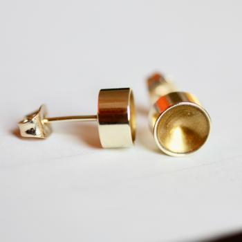 Sparkling shell ear studs in gold gold