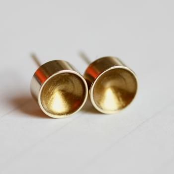 Sparkling shell ear studs in gold gold