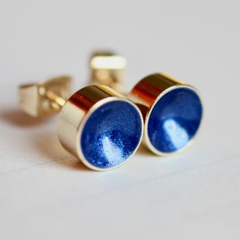 Sparkling shell ear studs in gold blue