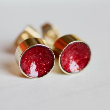 Sparkling shell ear studs in gold red