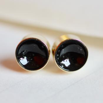 Sparkling shell ear studs in gold black