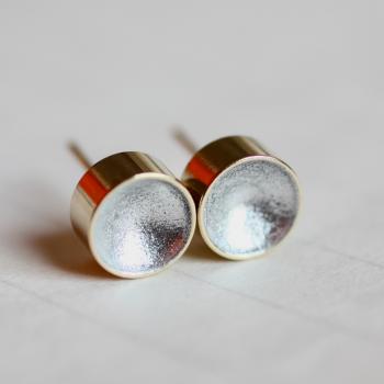 Sparkling shell ear studs in gold silver
