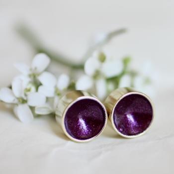 Sparkling shell ear studs in gold violet