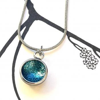 Zierlicher Schalenanhänger mit Aqua Kontrastfarbe – Edelstahl – inklusive Kette