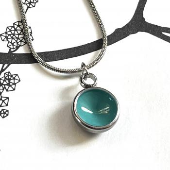 Preview: Zierlicher Schalenanhänger mit Kontrastfarbe in Türkis – Edelstahl – inklusive Kette