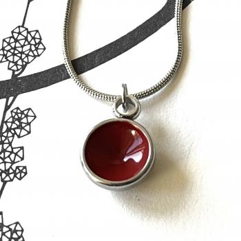 Preview: Zierlicher Schalenanhänger mit Kastanien Brauner Kontrastfarbe – Edelstahl – inklusive Kette