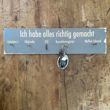 Schlüsselbrett für Fanatiker  - SM-Studio, Keuschheitsgürtel, Waffenschrank