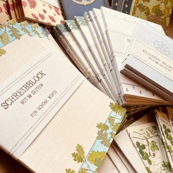 Preview: Schnäppchen-Kiste mit Papierwaren im Wert von über 300 €