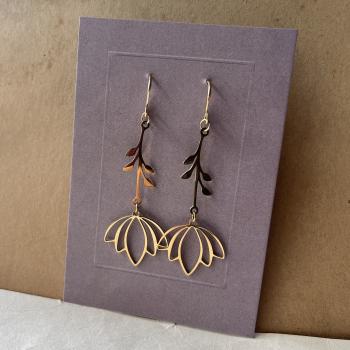 Preview: vergoldete Edelstahl-Ohrhänger – filigranes, geometrisches Design - Knospe